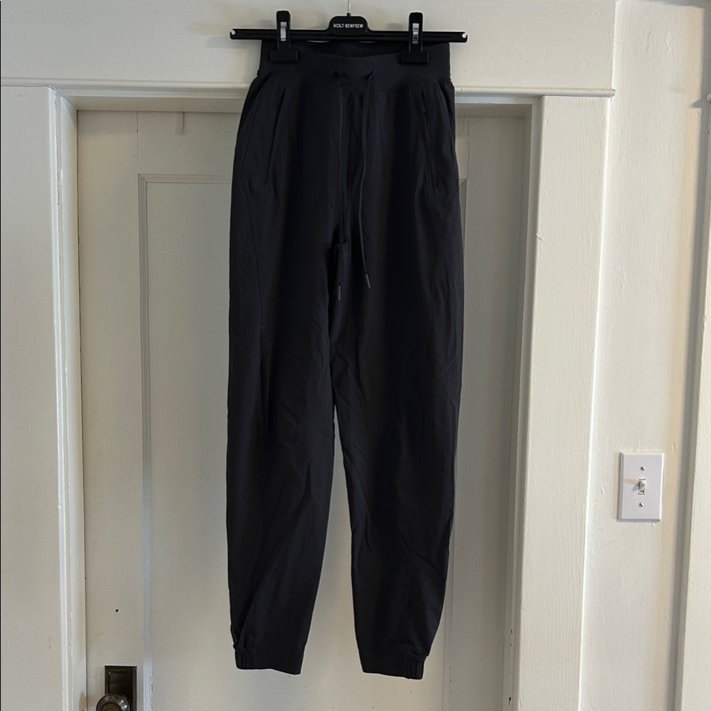 lululemon athletica cropped joggers in graphite gray size US2 - like new